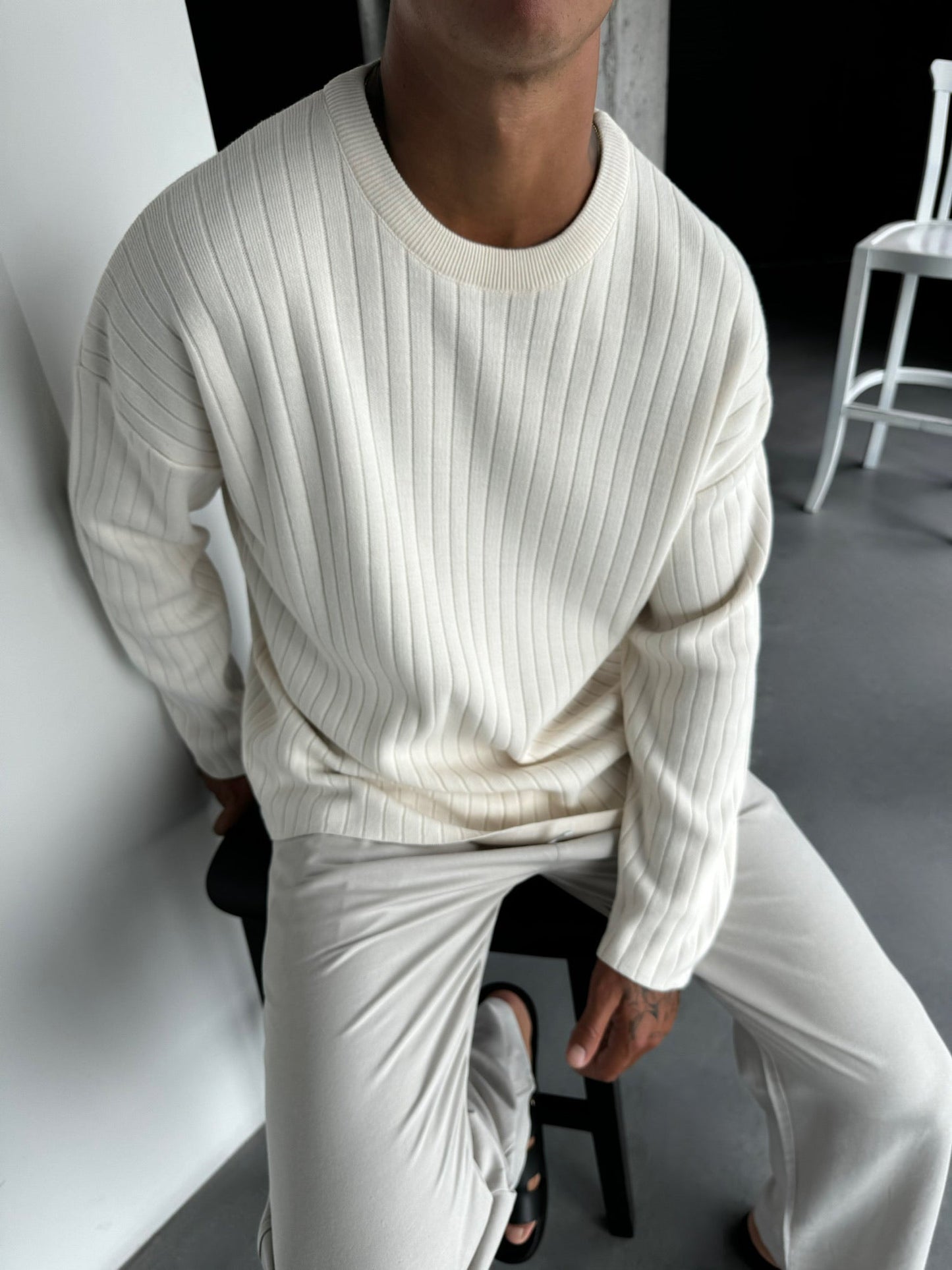 Comfortable Men's White Crew Neck Long Sleeve Top - BritishElegance