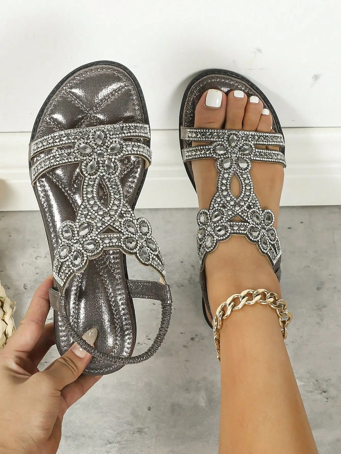 Sparkly Gems Flat Sandals – Chic Summer Toe Strap for Women