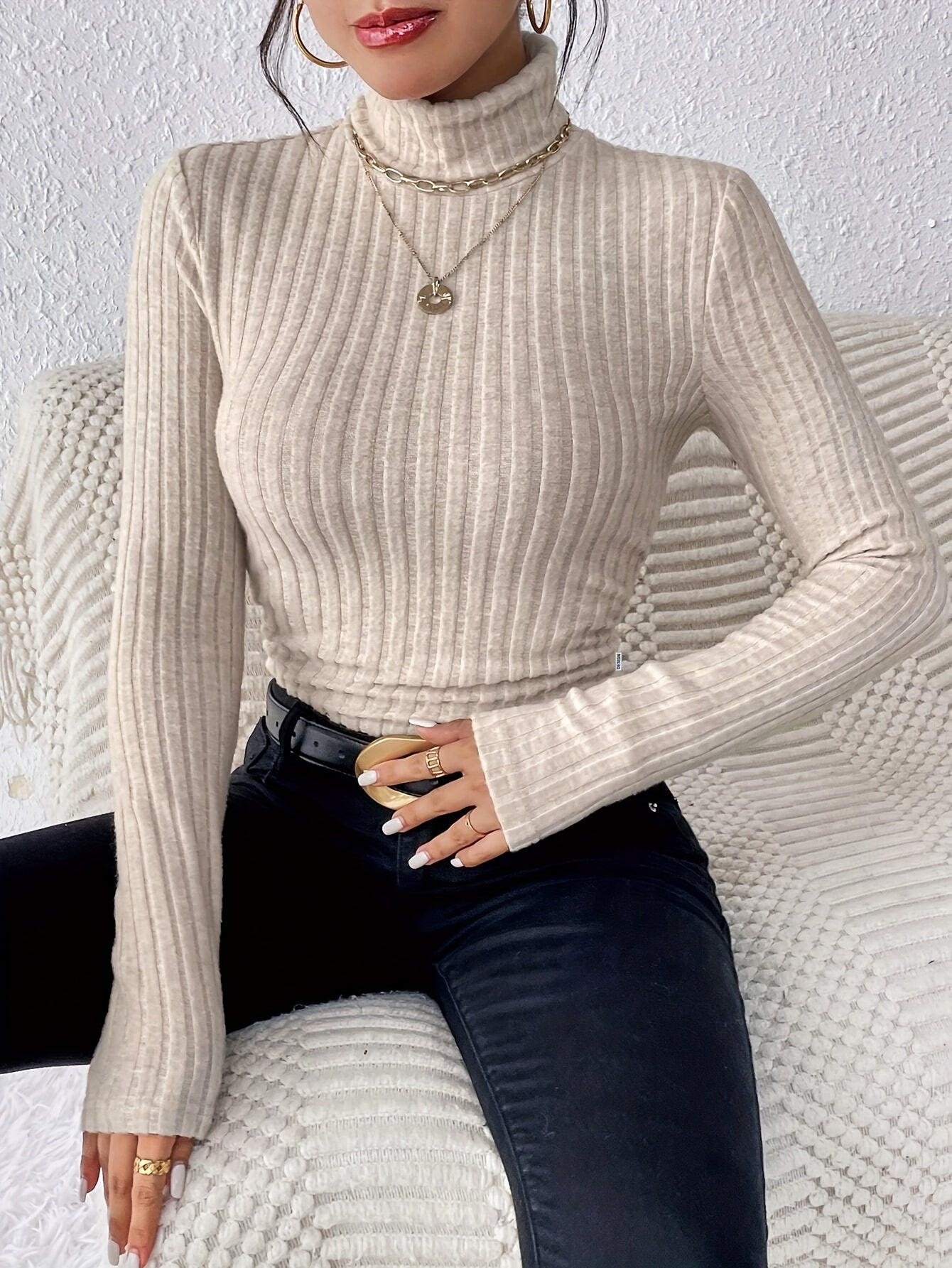 Women's Classic Crew Neck Sweater in Fitted Style