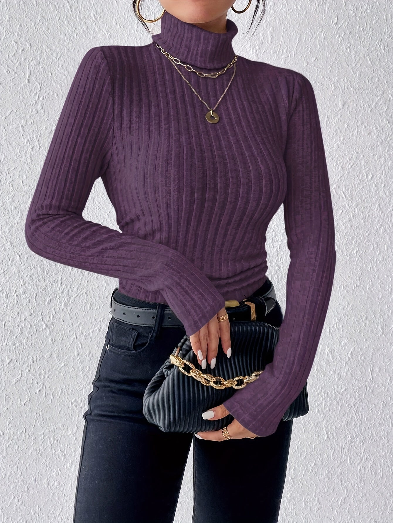 Women's Classic Crew Neck Sweater in Fitted Style