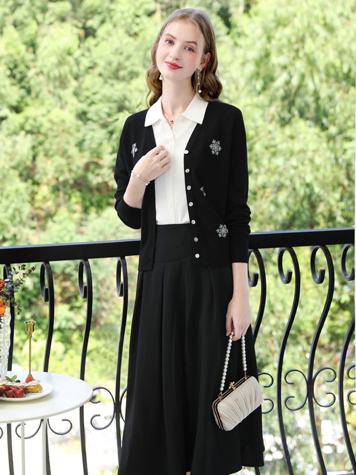 Winter Snowflake V-Neck Sweater - VogeLuxe