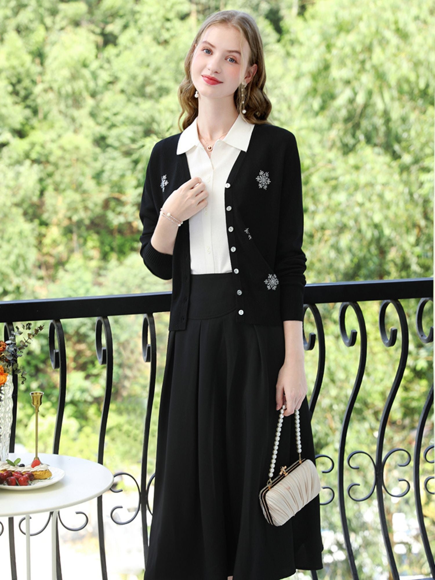 Winter Snowflake V-Neck Sweater - VogeLuxe