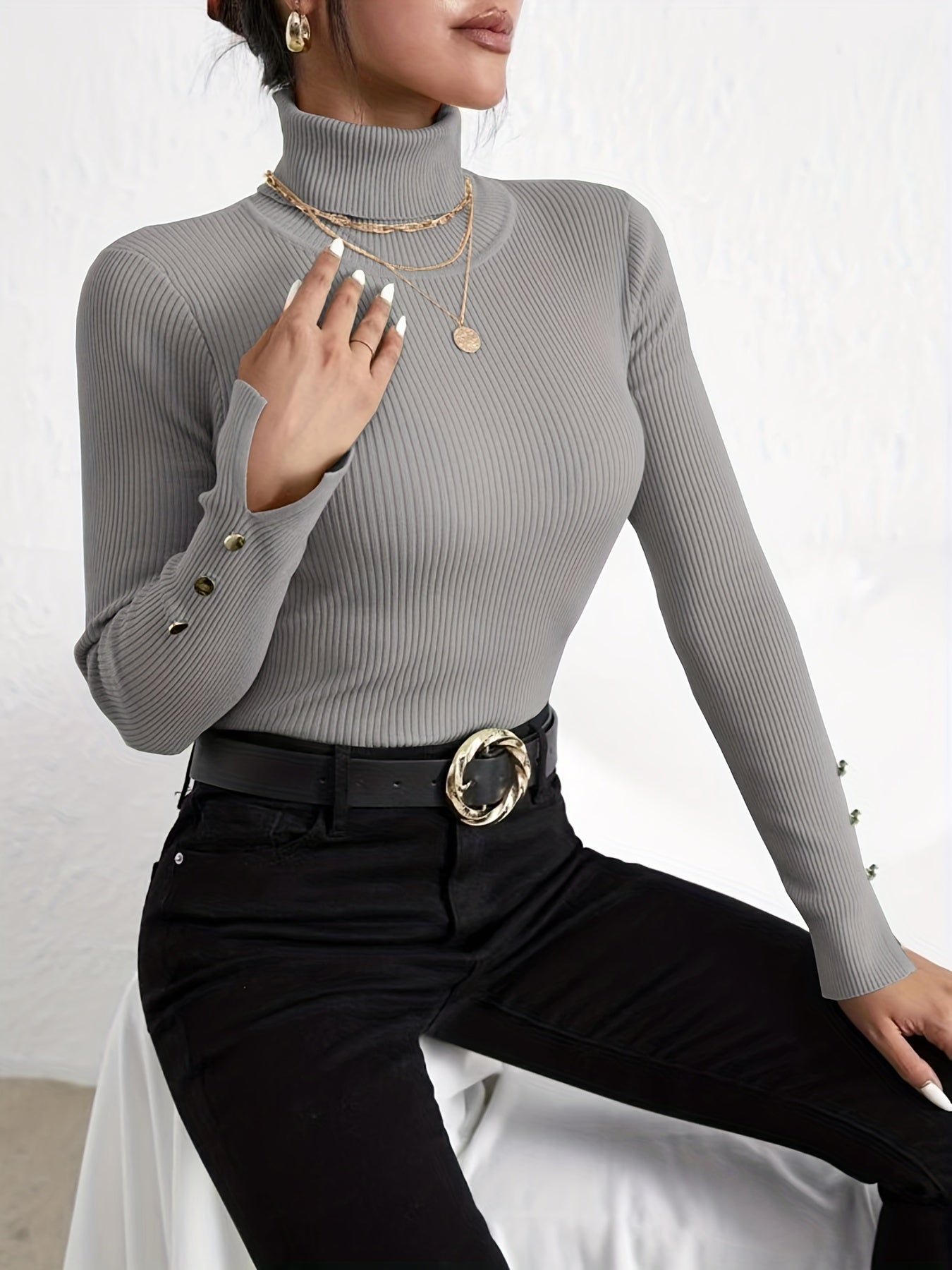 Women's Classic Crew Neck Wool Sweater in Fitted Style