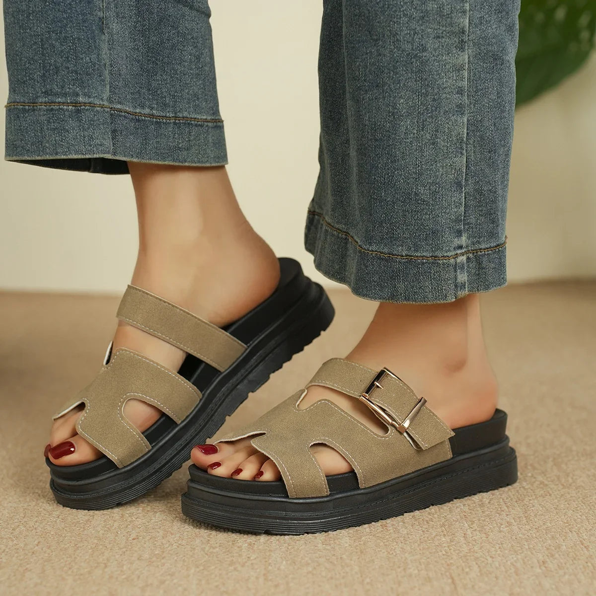 Comfortable Women's Buckle Beach sandals - Thick Sport Slides