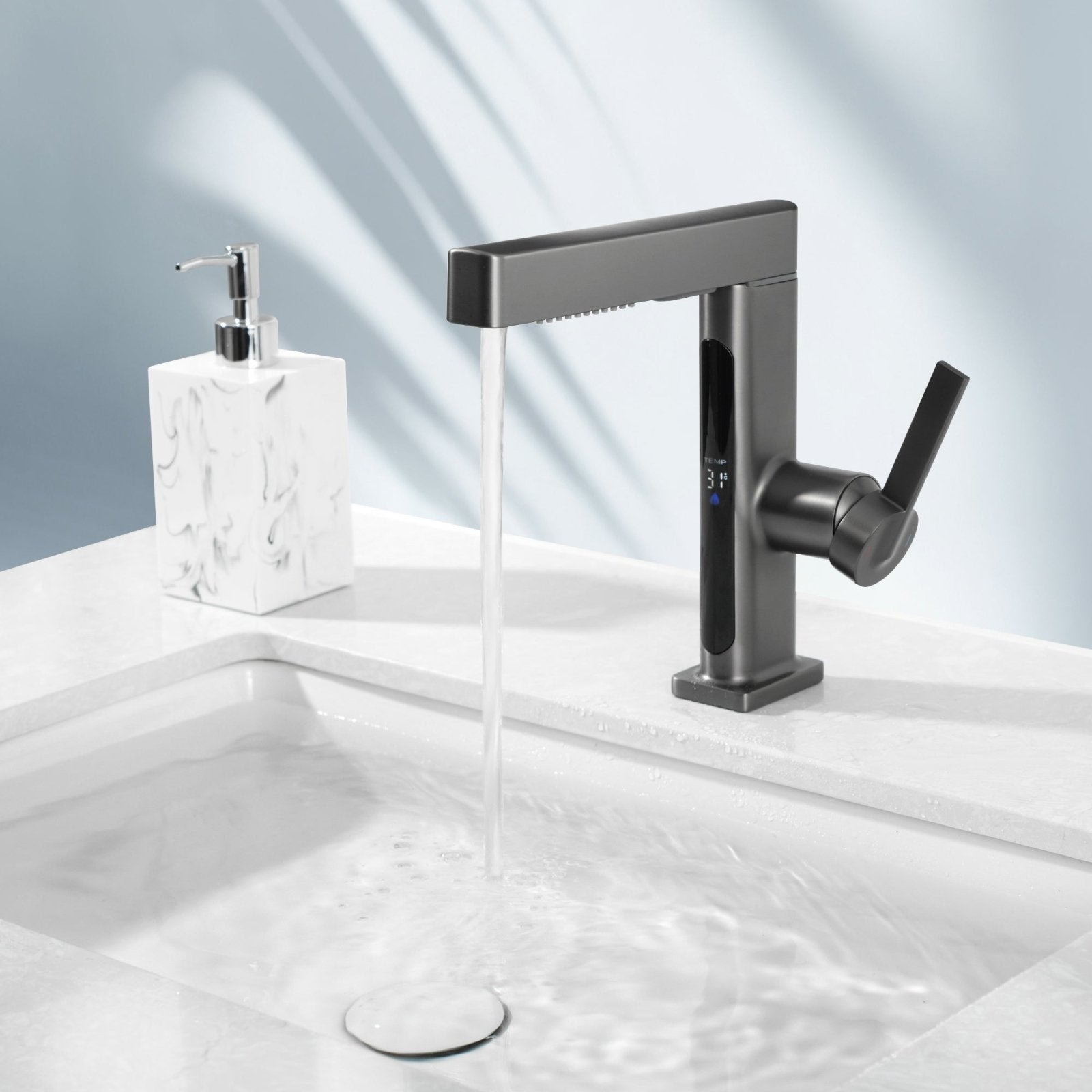 Modern Single Handle Pull-Out Kitchen Faucet - VogeLuxe