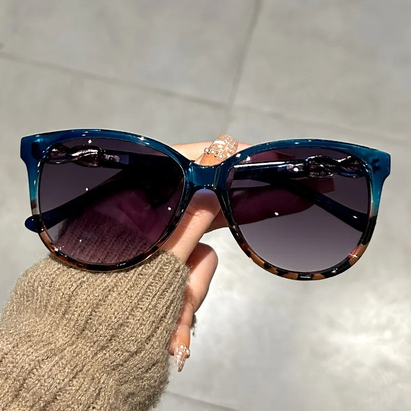 Vintage Women's Oval Shade Sunglasses - VogeLuxe