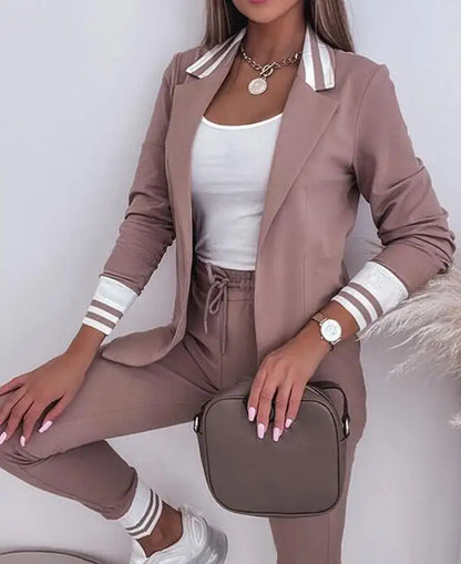 Fashionable White Two Piece Blazer Pants Suit - VogeLuxe