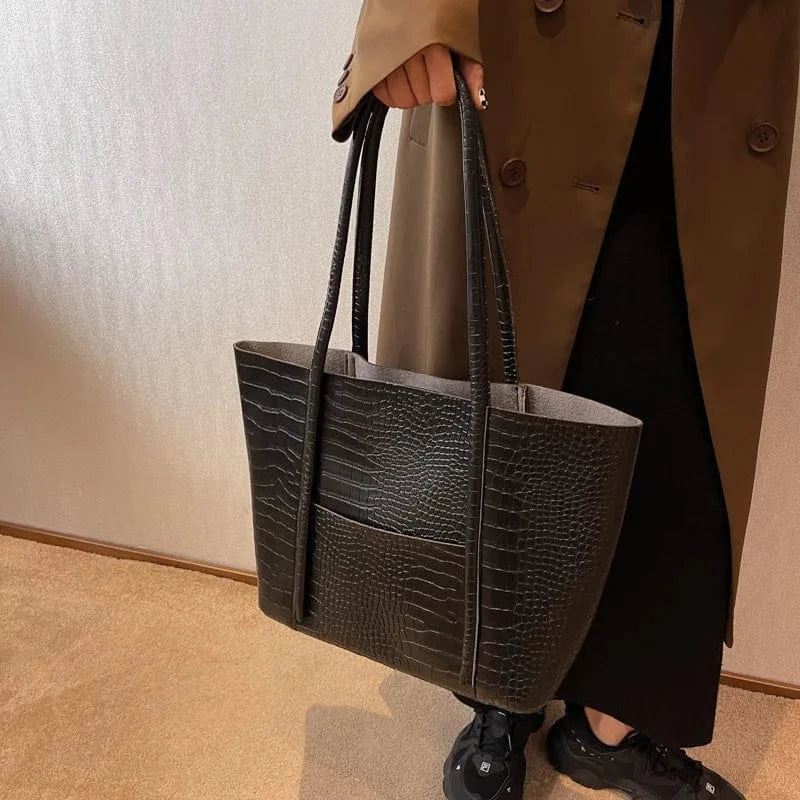 Classic Ladies Tote Bag for Daily Use - VogeLuxe