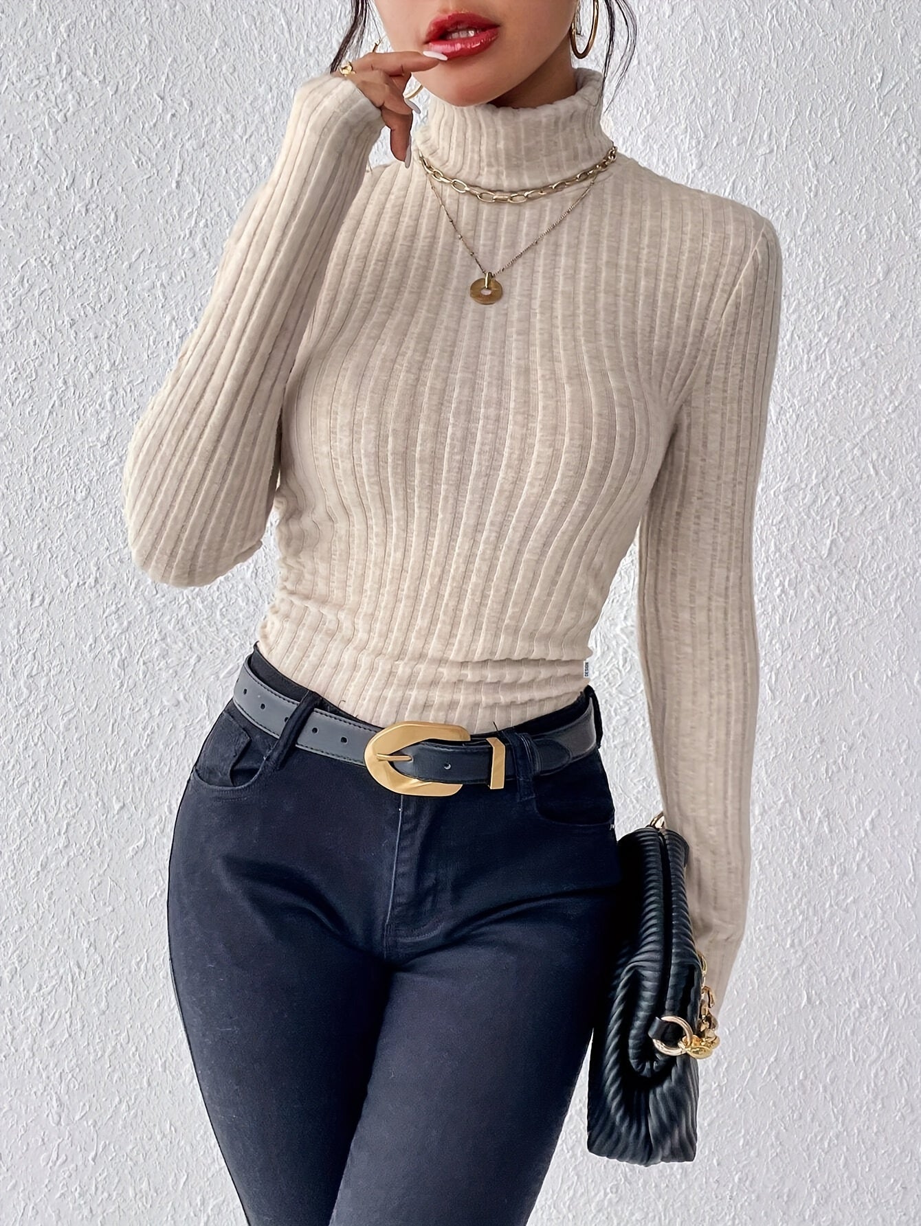 Women's Classic Crew Neck Sweater in Fitted Style - VogeLuxe