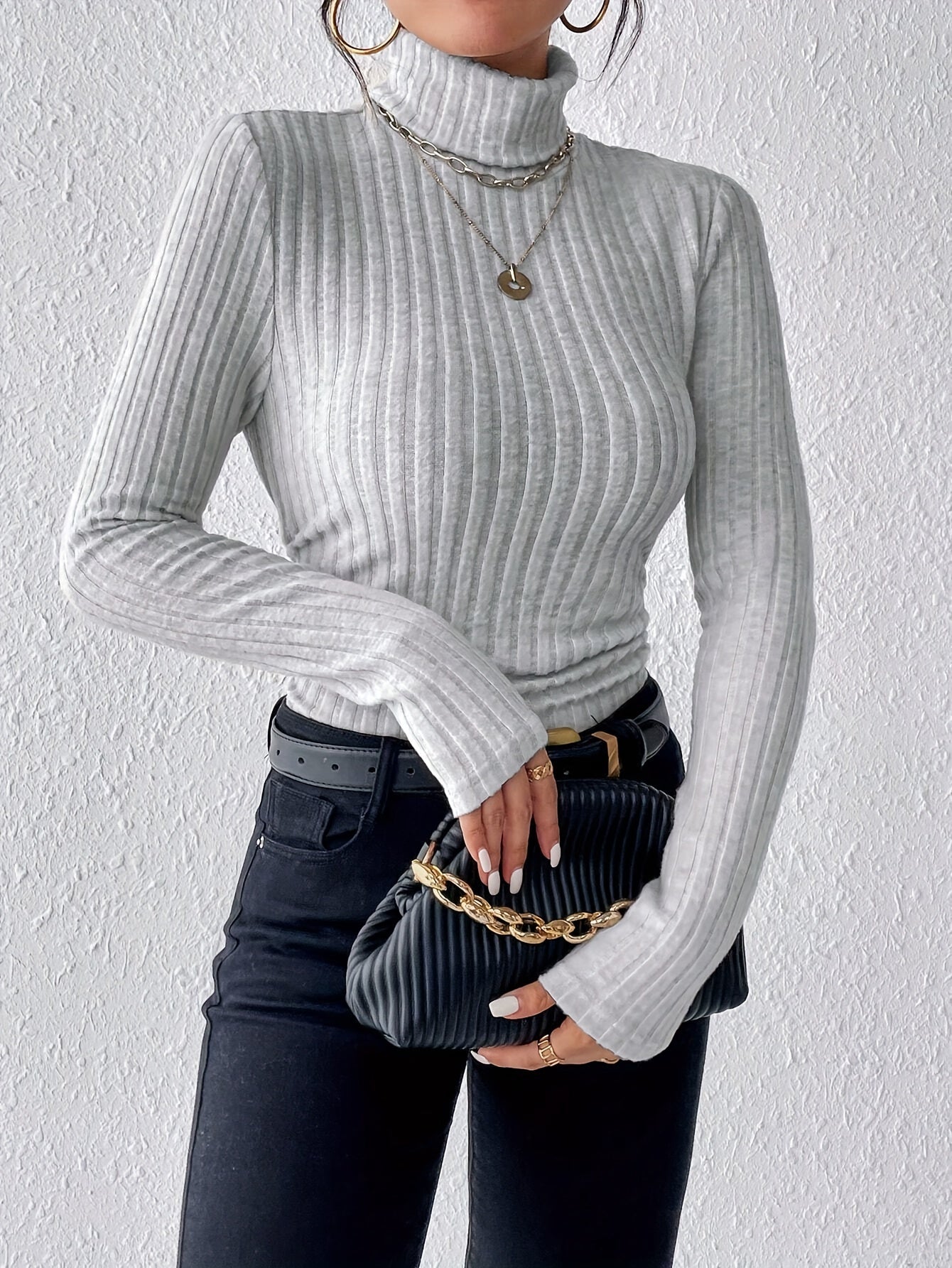 Women's Classic Crew Neck Sweater in Fitted Style