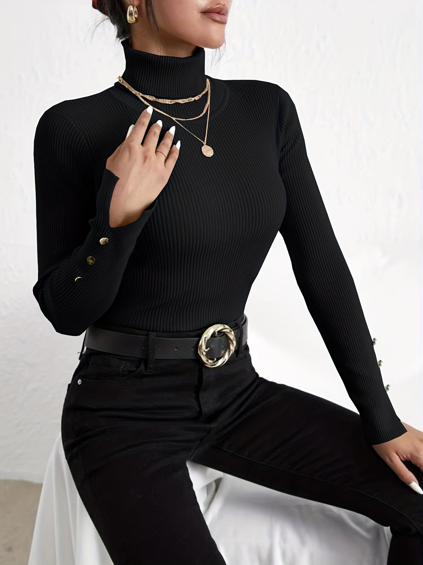 Women's Classic Crew Neck Wool Sweater in Fitted Style